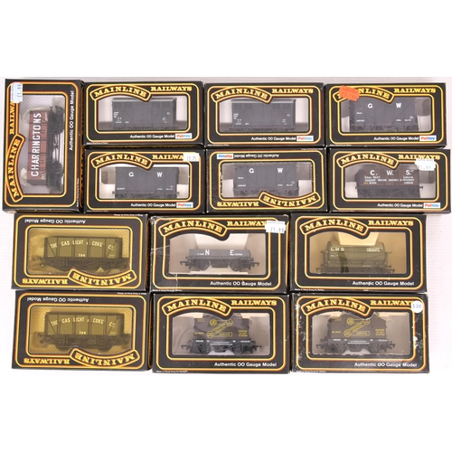 124 - Boxed coaches (x12) and wagons (x13). (25)