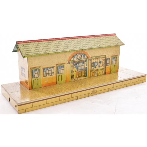 Hornby '0' gauge. Railway station No 3 (wayside), boxed, circa 1937 version), superb condition. Also No 1 goods platform, post-war, boxed, fair to very good. Plus passenger platform with fence, green, circa 1934 version, boxed, good. (3)