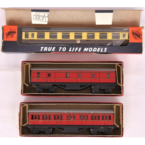 278 - Trix Twin Railway. 4 brown/cream WR coaches, boxed. 2 shorty red coaches, boxed. (6)