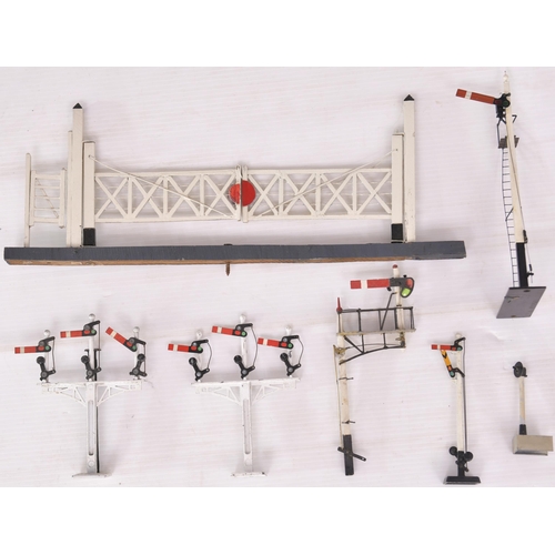 287 - Pair of '0' gauge level crossing gates. Also, a quantity of '00' gauge signals, various makes, and a... 