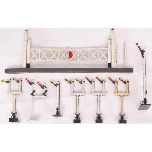 287 - Pair of '0' gauge level crossing gates. Also, a quantity of '00' gauge signals, various makes, and a... 