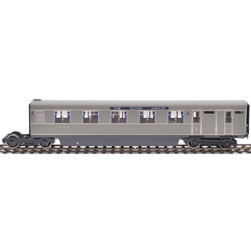 358 - Coaches and kitchen car, articulated bogies, superb quality.