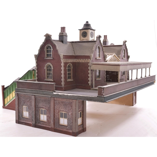 367 - '0' gauge station building, based on Loughborough Central, comprising forecourt with porte-cochere, ... 