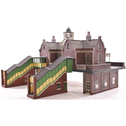 367 - '0' gauge station building, based on Loughborough Central, comprising forecourt with porte-cochere, ... 