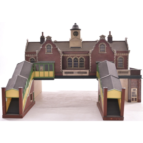 367 - '0' gauge station building, based on Loughborough Central, comprising forecourt with porte-cochere, ... 