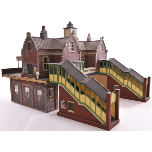 367 - '0' gauge station building, based on Loughborough Central, comprising forecourt with porte-cochere, ... 