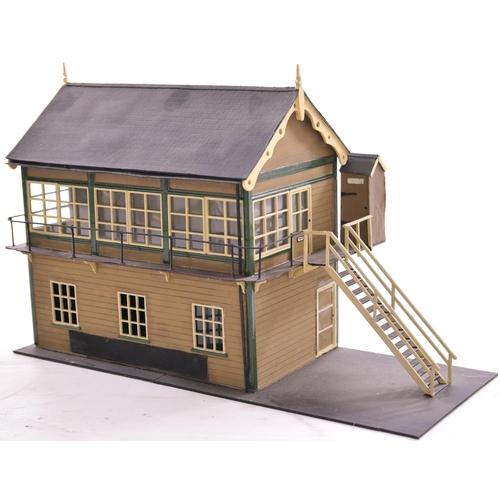 368 - '0' gauge, 7mm, GCR signal box, very detailed, complete with steps.