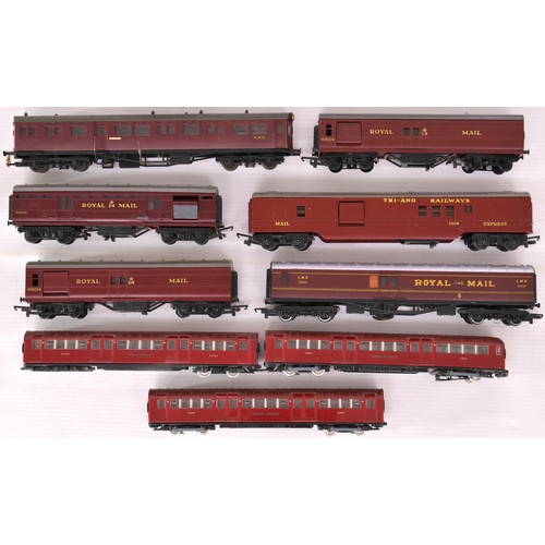 415 - A variety of Triang locos, rolling stock and track, EFE tube set (axle absent) and several badges.