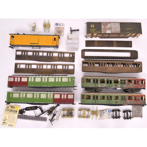 617 - '0' gauge railway stock. Unknown make tinplate USA tube train bodies + metal coach sides, plus other... 