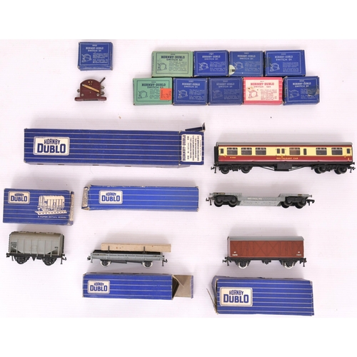 618 - Hornby Dublo, variety of boxed items. (25)