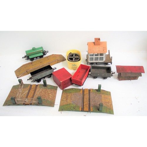 880 - A remnant collection of both O gauge and OO gauge, including O gauge kit built wagons and tin plate.