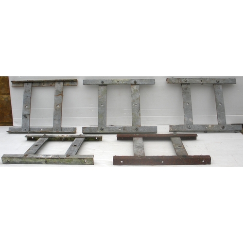 407 - Totem brackets, ideal for displaying totems. (5)