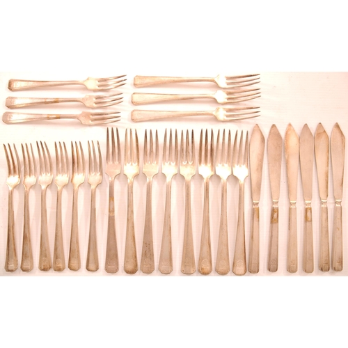 581 - GWR cutlery, roundel pattern fish knives and forks. (26)