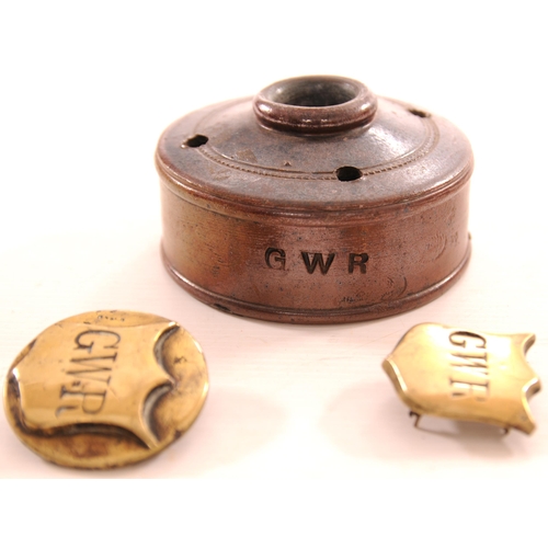 720 - GWR landmine inkwell + two horse brasses. (3)