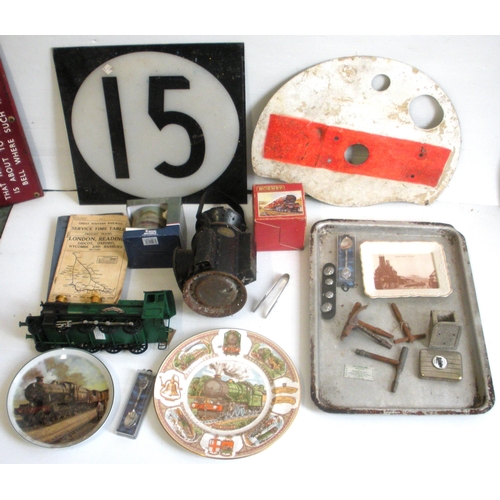 788 - Mixed quantity of hardware and souvenir items, as shown.