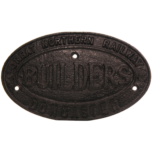 1125 - Coach plate, GREAT NORTHERN RAILWAY, BUILDERS, DONCASTER, cast iron, 11¼