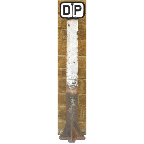 1185 - NER distance post (DP), cast iron, height 51