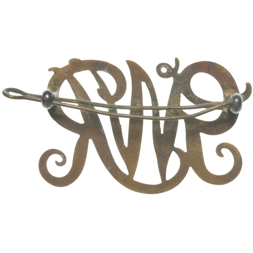 146 - A GWR cap badge, an early style brass monogram, approx. 2½