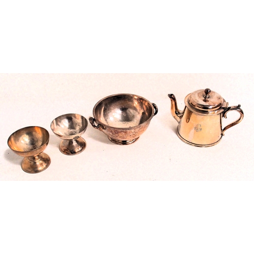 98 - Great Western Railway silver plate - two Sundae dishes, teapot (Elkington) in good condition, 5½