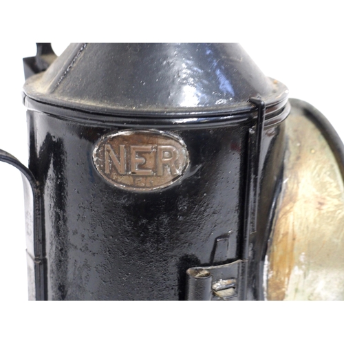 697 - North Eastern Railway 3 aspect handlamp with correct reservoir, good condition. (Dispatch by Mailbox... 