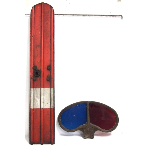 795 - Great Northern Railway somersault corrugated enamel signal arm & separate C/I spectacle plate with o... 