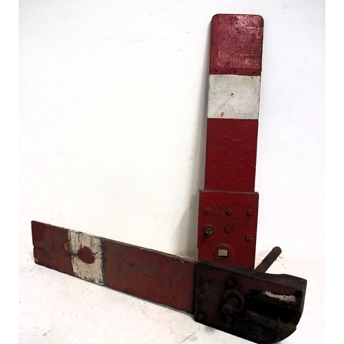 850 - Cheshire Lines Committee (?) short wooden signal arm & spindle casting 37