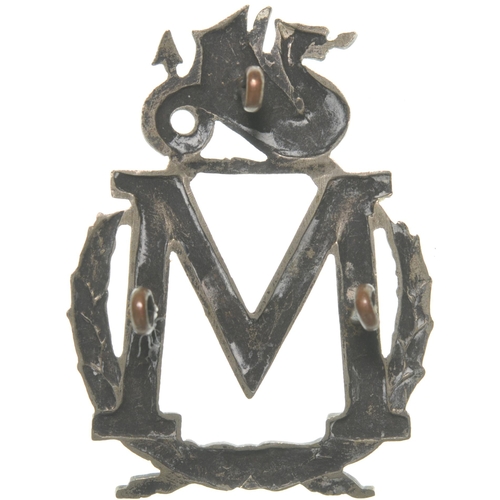 253 - A Midland Railway Senior Inspector's cap badge, featuring a letter 'M' with wreath surrounded by a w... 