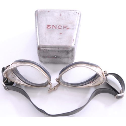 1081 - SNCF driver's goggles, in original aluminium case, engraved SNCF.