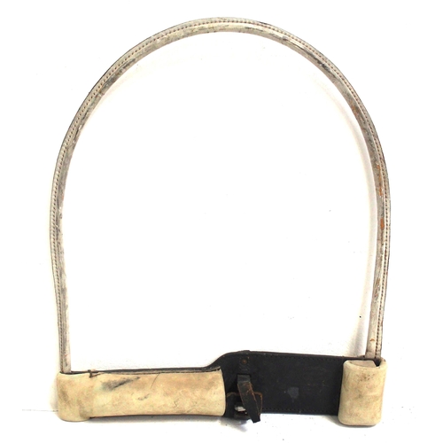 319 - Tyers leather staff exchange hoop - excellent condition, nicely stamped Tyer & Co Guilford England 9... 