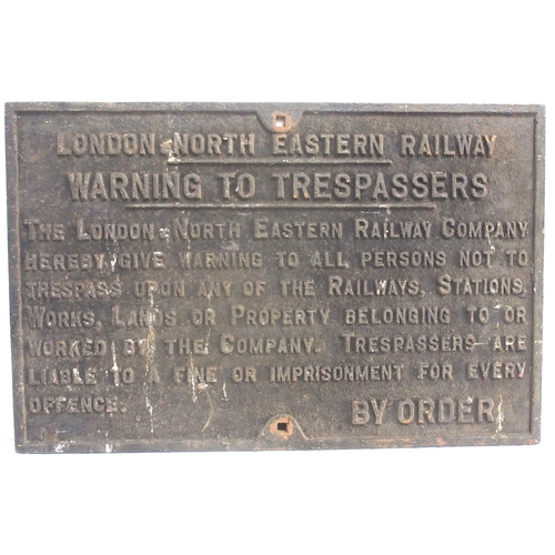 325 - LNER C/I trespass notice (TPLN107A) 26 1/8