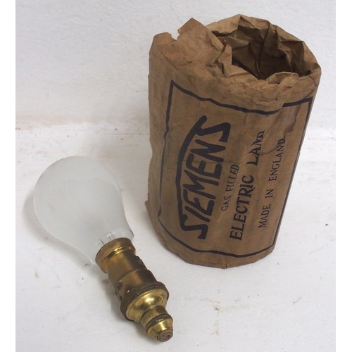 330 - London North Eastern Railway bayonet 25V 40W light bulb in original paper Siemens wrapper. (D2)