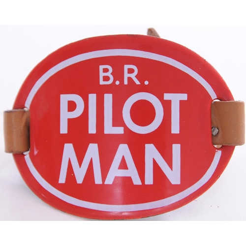 965 - Armbands, BR LOOK-OUT, BR PILOT-MAN, BRITISH TRANSPORT DOCKS 472, BRITISH RAILWAYS 1562, enamel. (4)