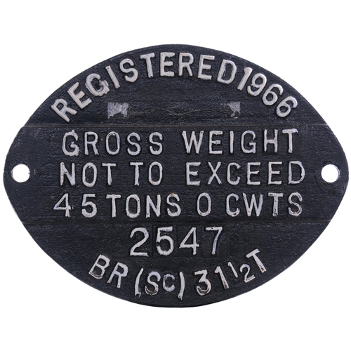 985 - Wagon registration plate, BR(Sc), 45 TONS, 2547, 1966, cast iron, 8½