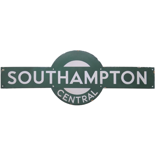 191 - A Southern Railway target sign, SOUTHAMPTON CENTRAL, enamel, excellent colour and reasonable shine, ... 