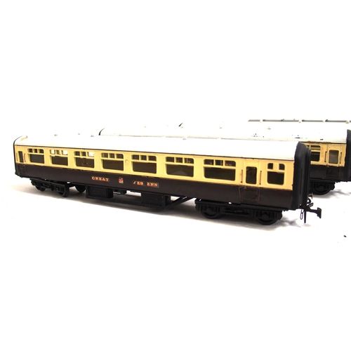 429 - O Gauge coaches - three unknown maker, one Lima Mk 1. (4) (D1X) (Dispatch by Mailboxes/Collect from ... 