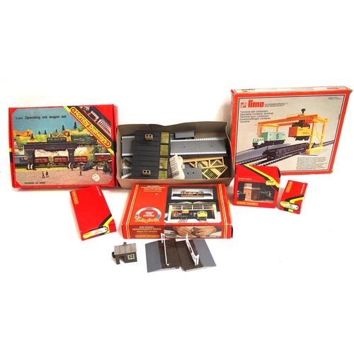 710 - Selection of Hornby Dublo & later Hornby 00 gauge boxed infrastructure including Dublo station, subu... 