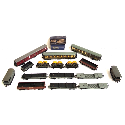 715 - Selection of Hornby Dublo coaches & wagons including two Pullman cars as per image all in good condi... 