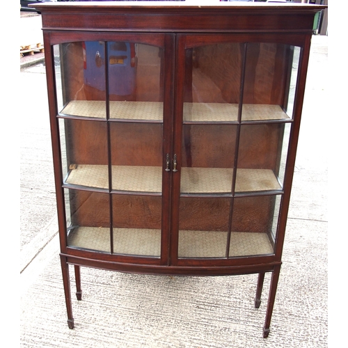 820 - Late Victorian/Edwardian bow fronted mahogany display case with rolled glass, very attractive with t... 