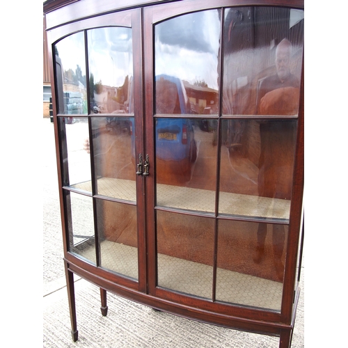 820 - Late Victorian/Edwardian bow fronted mahogany display case with rolled glass, very attractive with t... 