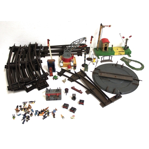 851 - Hornby tinplate & Dublo model railway accessories, buildings, signals, turntable track, figures etc ... 