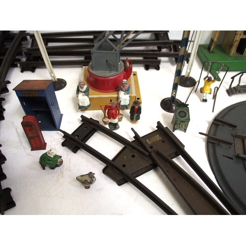 851 - Hornby tinplate & Dublo model railway accessories, buildings, signals, turntable track, figures etc ... 