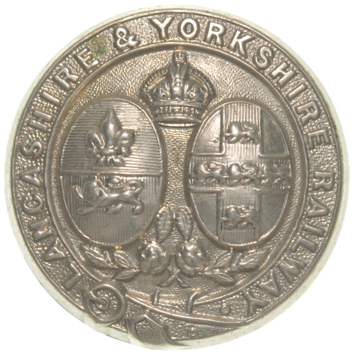 26 - A cap badge, LANCASHIRE & YORKSHIRE RAILWAY, featuring the company coat of arms, nickel, 1¼