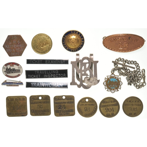 390 - A collection of badges, buttons, paychecks and small of railwayana, as illustrated. (Dispatch by Mai... 