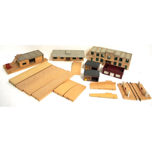 538 - Quantity (box) of 00 gauge model buildings mainly Tri-ang & Hornby from the 1960s & 70s. (D3X) (Disp... 