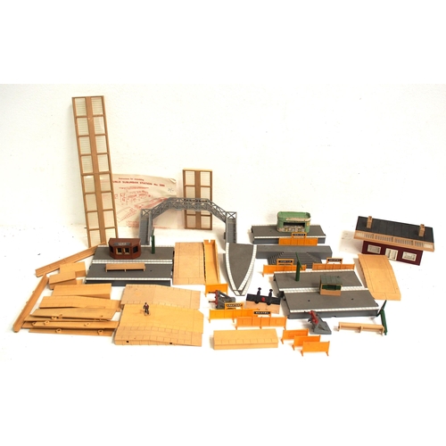 538 - Quantity (box) of 00 gauge model buildings mainly Tri-ang & Hornby from the 1960s & 70s. (D3X) (Disp... 