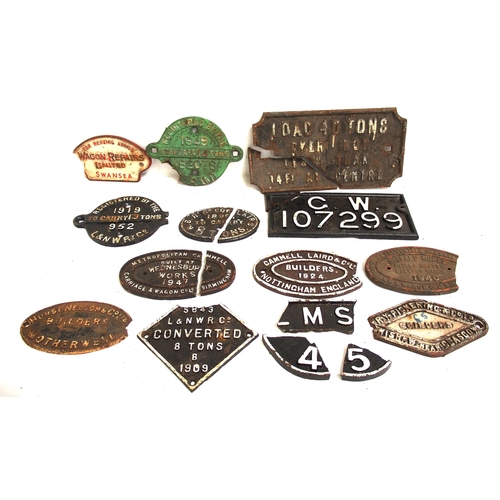 818 - Box of broken C/I wagon plates as per images, GW 107299 & Load 4 Tons, NBR Cowlairs 1896 & Met 1947 ... 