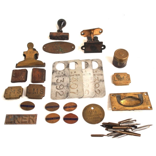 88 - Miscellaneous small items including WW11 Service lapel badges, GNR clip, LMS horse brasses, SR Porte... 