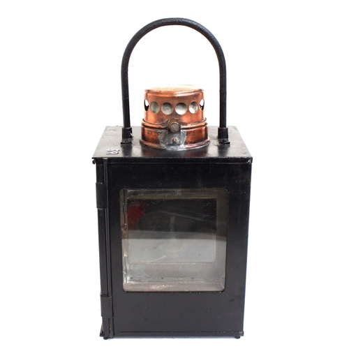 946 - Sr substantial lamp case & internal reservoir with lamp iron bracket & carrying handle in complete &... 