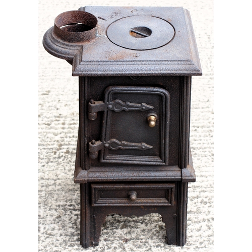 979 - Cast iron stove, no makers markings, stands 21