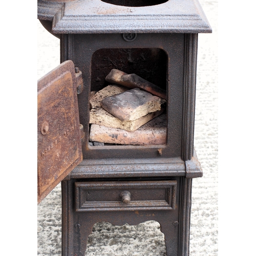 979 - Cast iron stove, no makers markings, stands 21